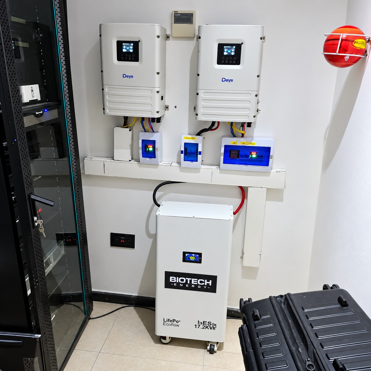 Two Deye hybrid inverters with a BIOTECH battery cabinet