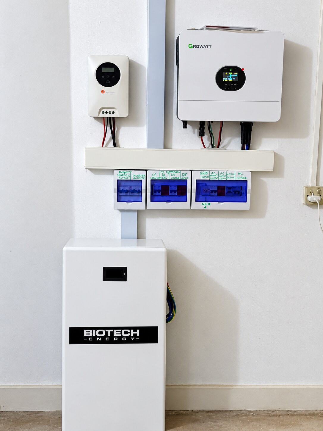 Growatt inverter and charge controller above a BIOTECH battery