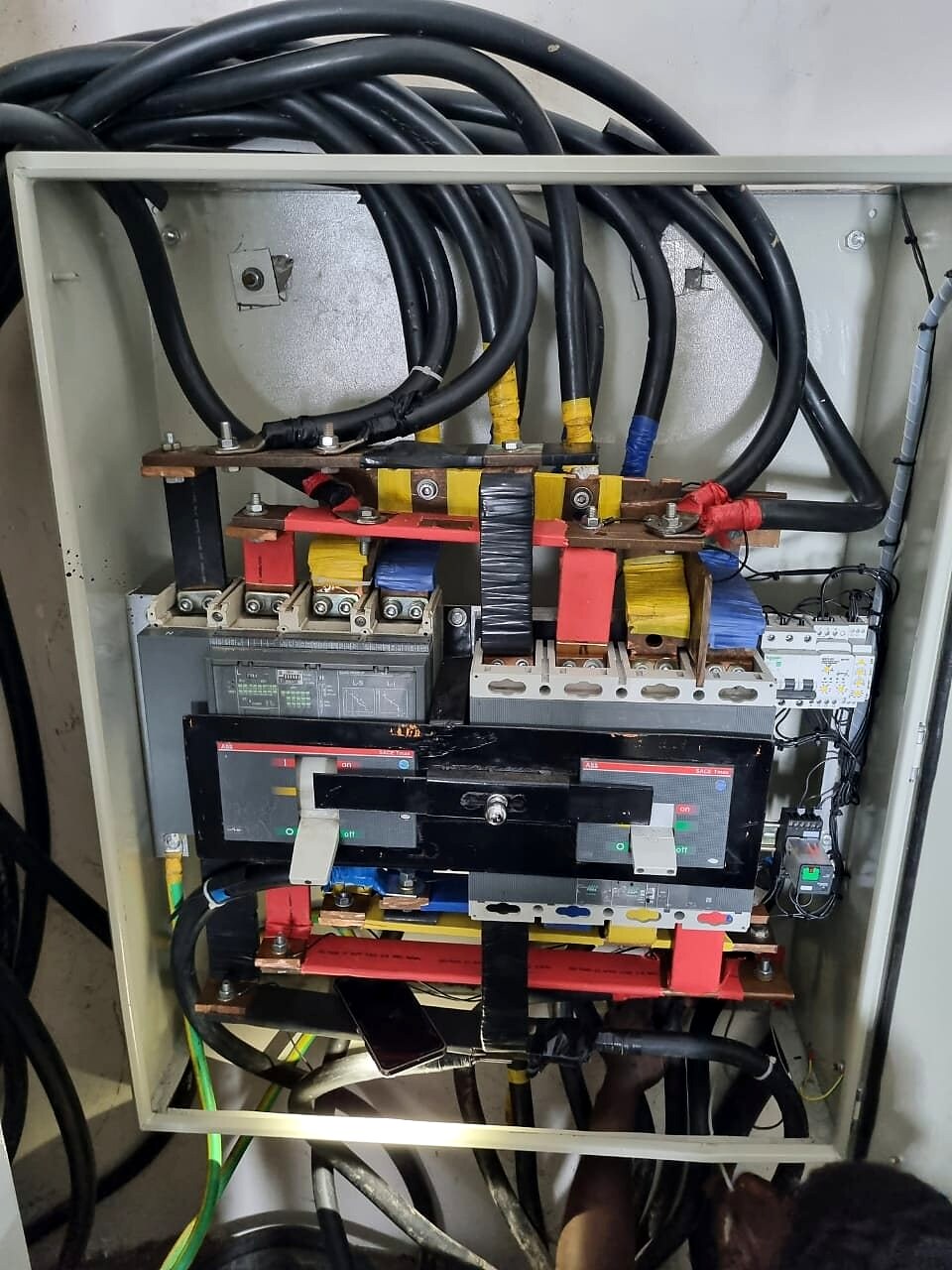 Distribution panel with moulded-case breakers